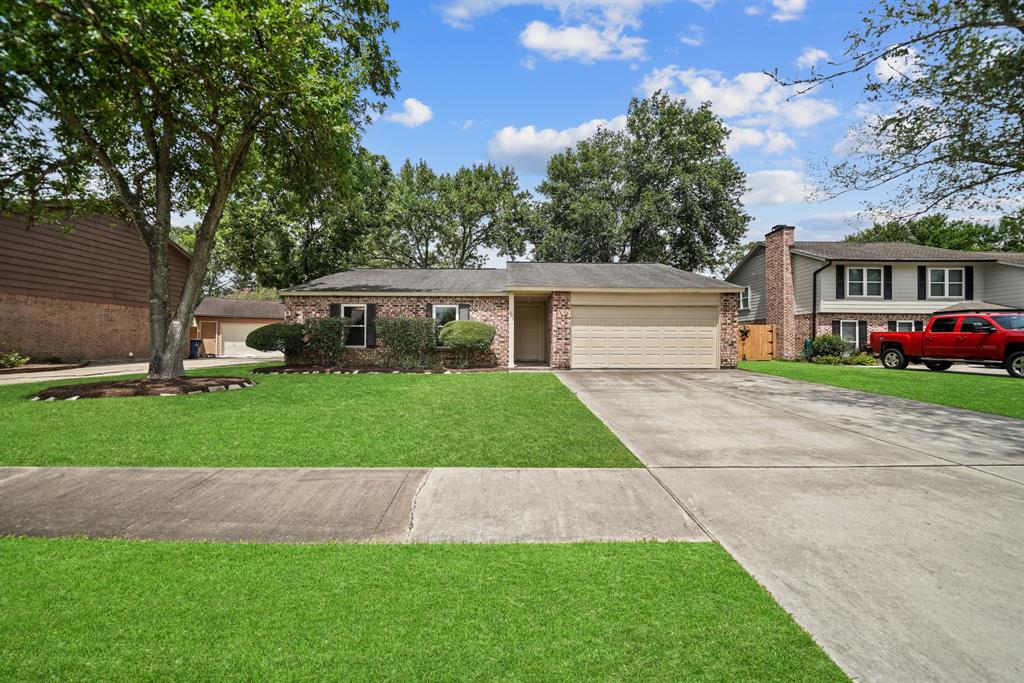 332 Old Course Drive, Friendswood, TX 77546