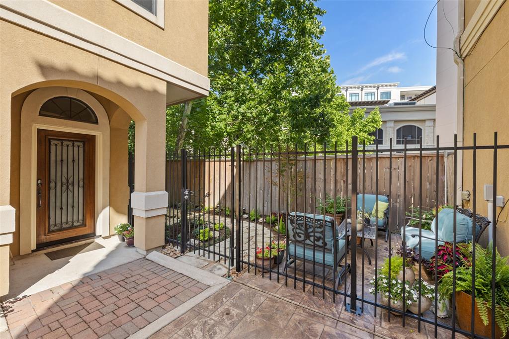 Private fenced side yard/patio