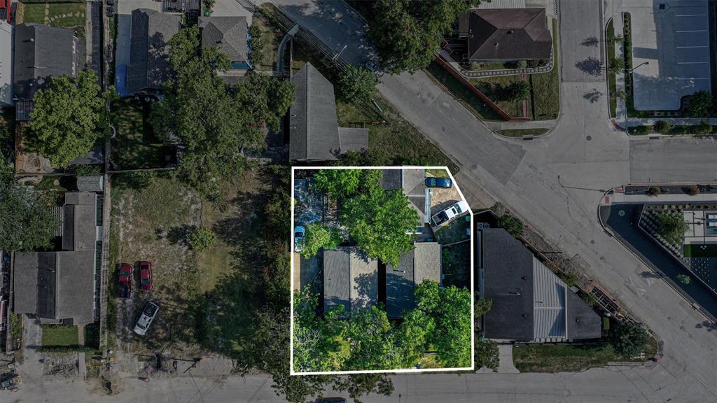 Great investment opportunity in Sunset Heights. Property has three separate rental units that are all leased. You can build additional units. The lot is listed on the tax roll as 1110 E 27th Street, 77009.  It is 9,874 sqft with a total of 2,578 sqft between the 3 homes. They all have independent utilities, recent roofs, and two have been recently and updated and the third home needs some updating. They all have central air and heat, refrigerators, ranges, washers and dryers, and dishwashers.  The addresses are 1110 & 1114 E 27th Street, 77009.The third home is 2632 Link, 77009 which is a garage apartment. The garage apartment is above an oversized 2 car garage that could be developed into a fourth rental unit. There is also space behind 1114 to build additional units and ample space for parking.  Bring your investors / buyers today.

*******PLEASE INDEPENDENTLY VERIFY ALL ROOM DIMENSIONS, TAXES, AND SCHOOL DISTRICT.********