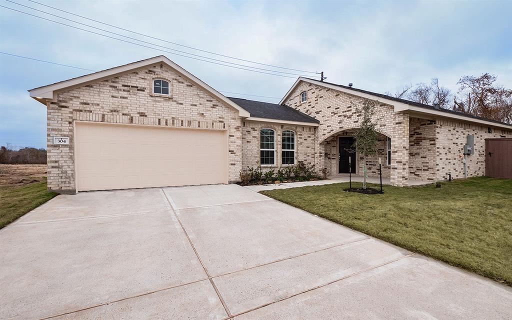304 Barred Owl Court, Clute, TX 77531