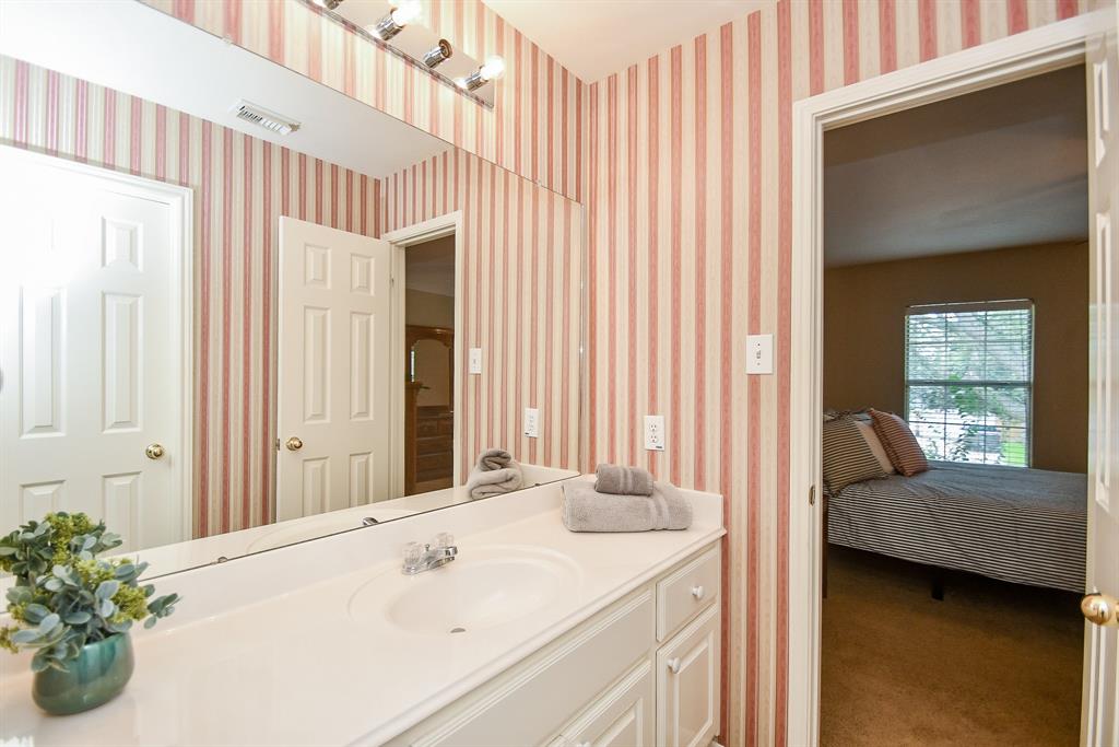 This secondary ensuite bath is perfect for family and guests, alike.
