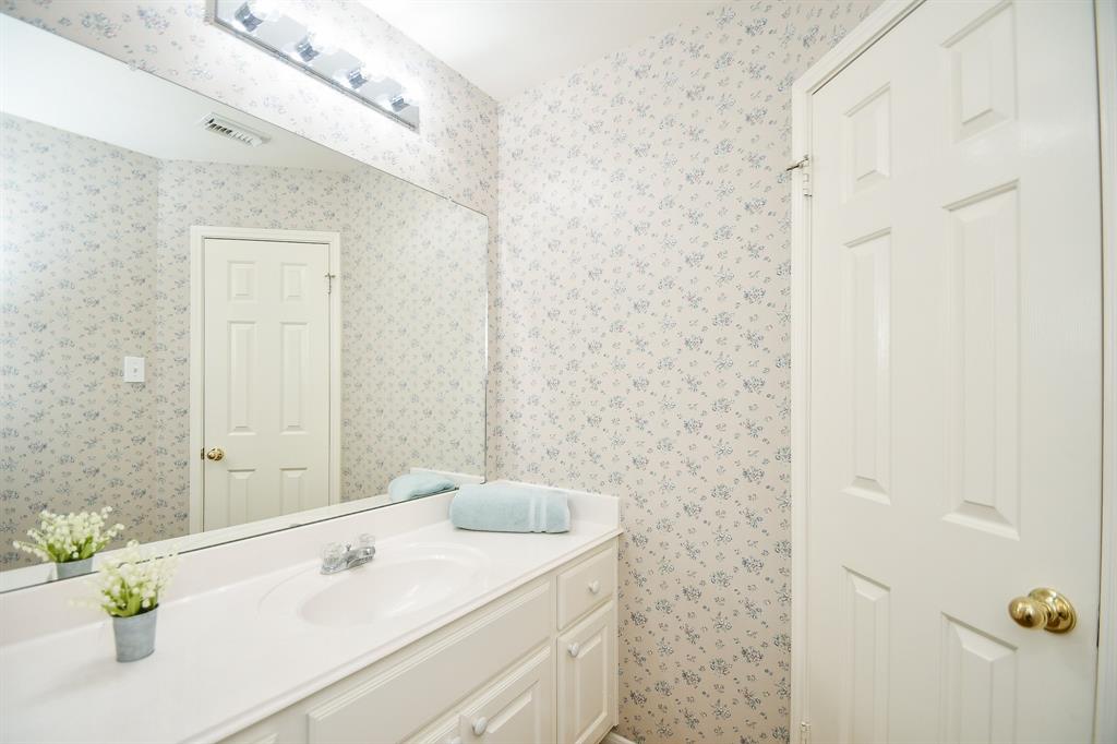 A secondary (ensuite?) bath is just as welcoming as its primary counterpart.