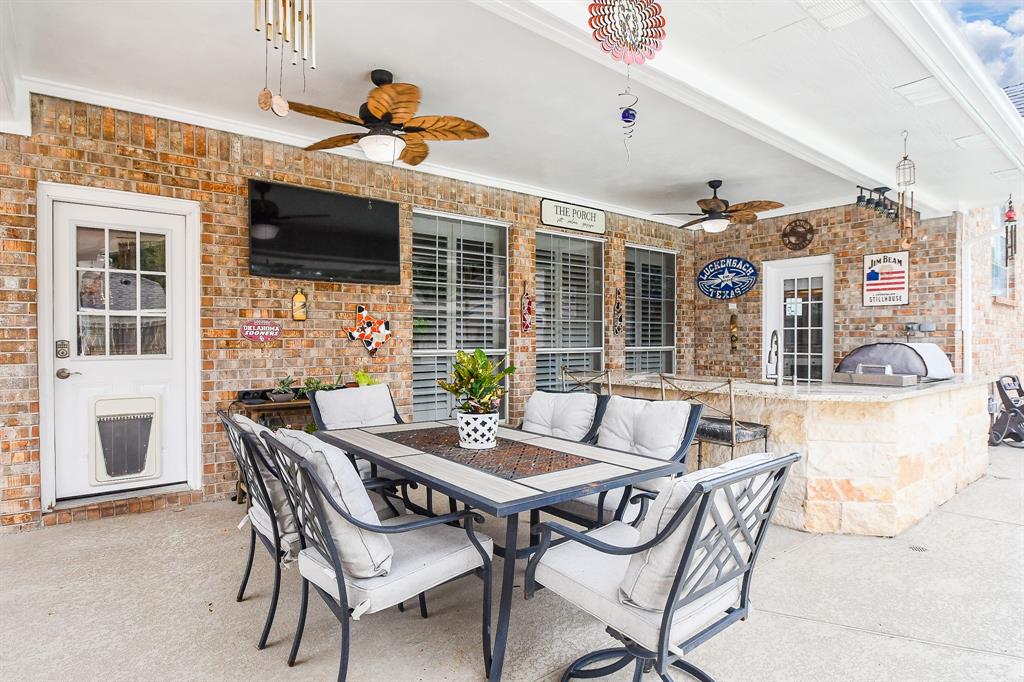 Your patio is very roomy; so bring out your seasonal pieces.