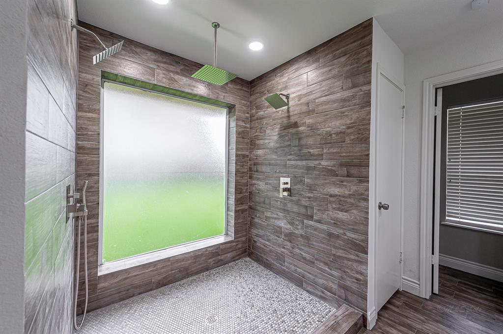 Large shower with 3 heads!
