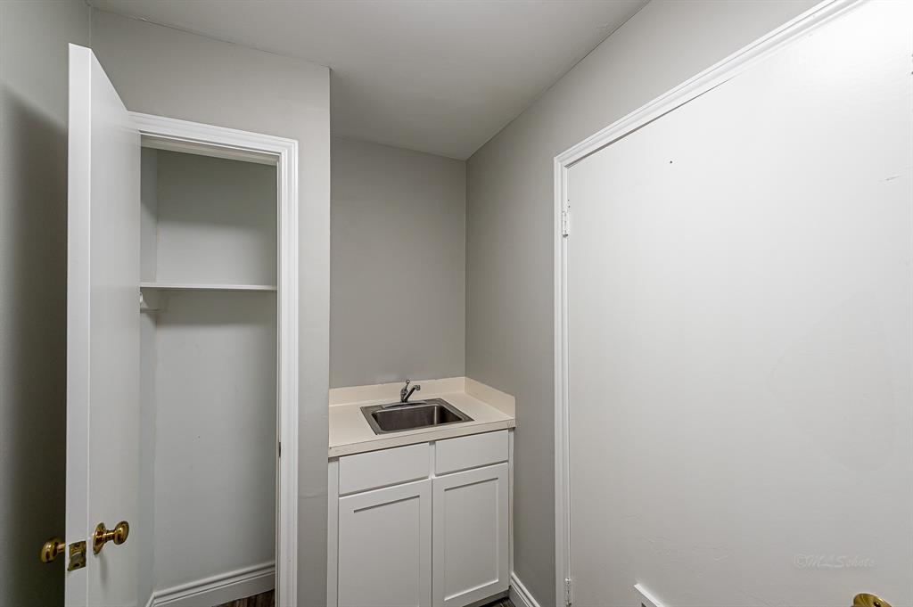 And sink and closet.