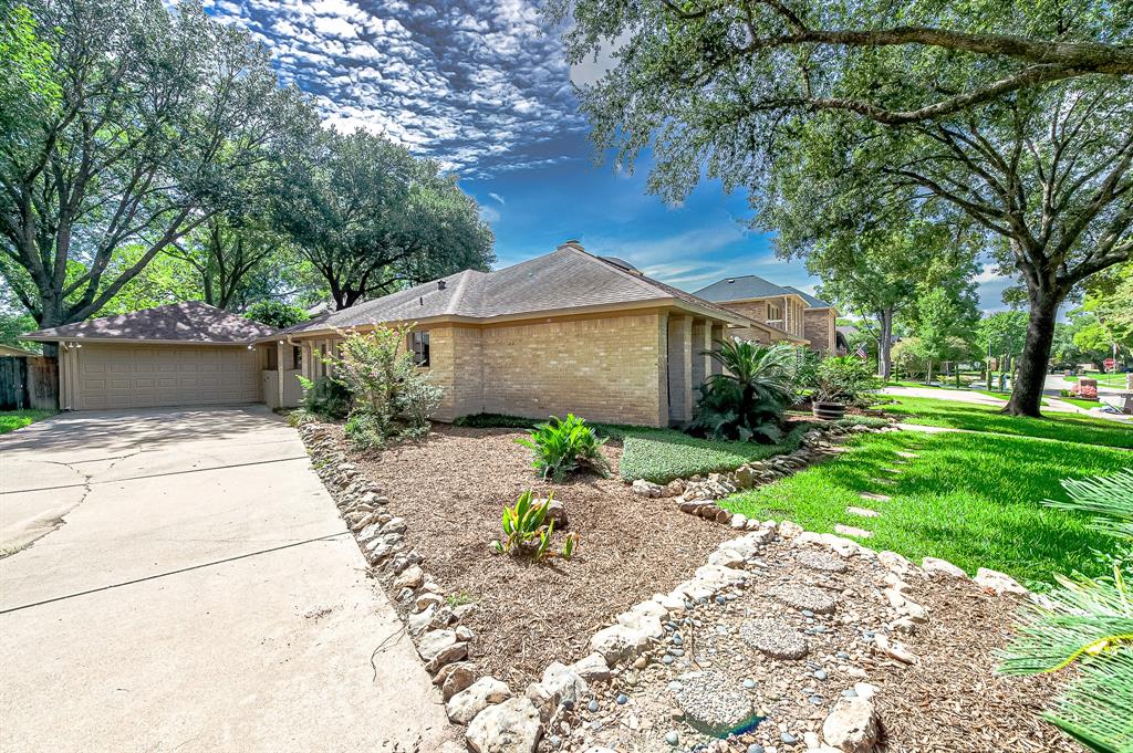 Attached/detached garage.