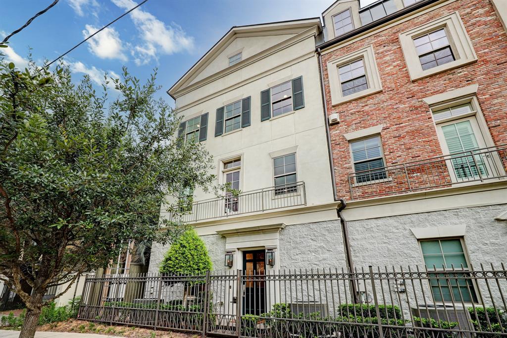 1520A Maryland is an end unit overlooking the brick street with gated front garden.