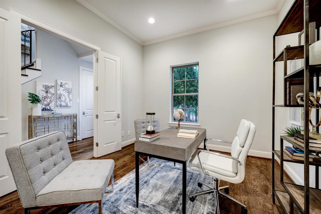 Double doors open to the first floor study or bedroom with en-suite bath.