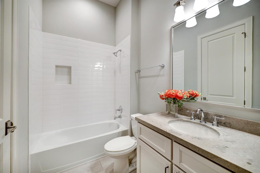 First floor en-suite bath.