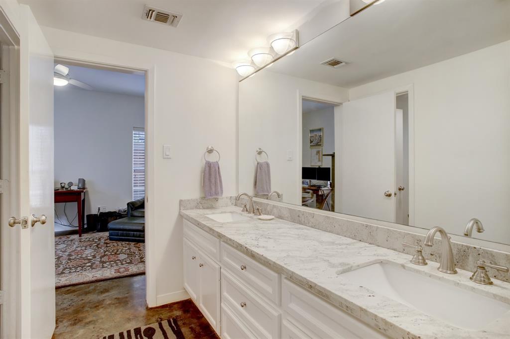 Hollywood bath connects the two secondary bedrooms on the first floor.