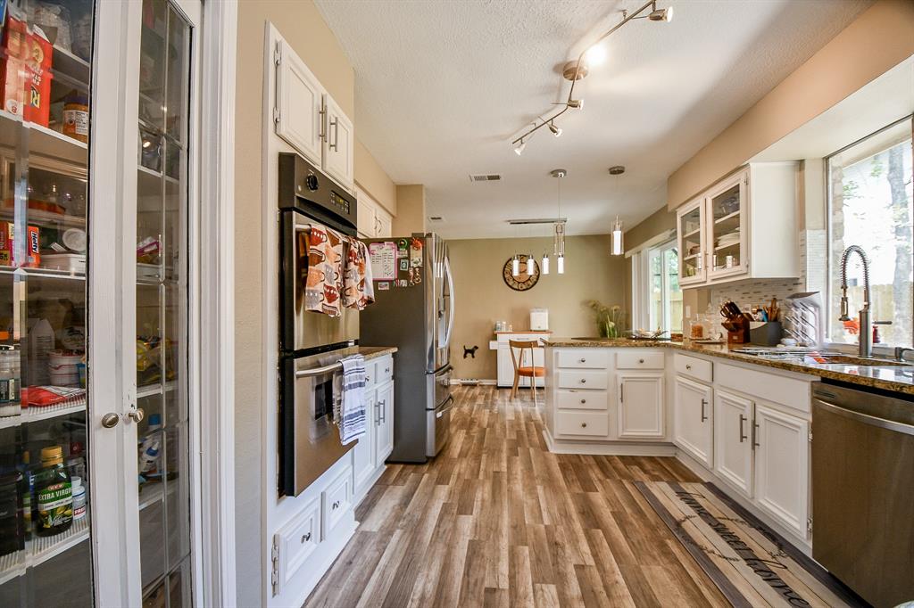 If it could, this amazing chef's kitchen would rush right up to you and hug you! Warm, inviting, and designed for total comfort and convenience, its winning updates are simply enchanting.