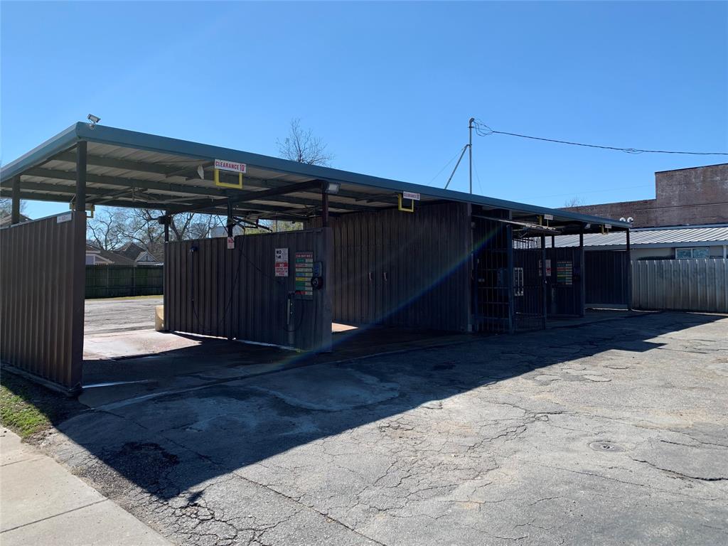 Great opportunity to for development.  Carwash is fully functioning. Price includes all equipment.  Contact agent for more details.