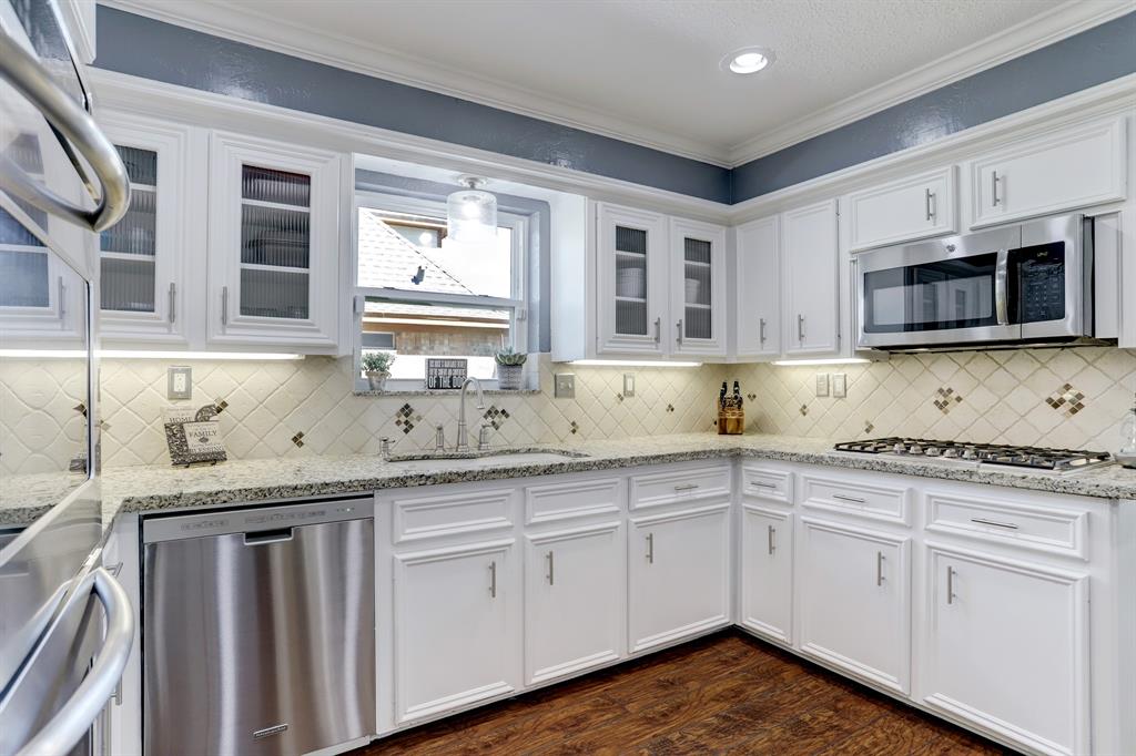 The kitchen highlights are SS appliances, granite, tumbled stone backsplash, and 5-burner gas cook top.