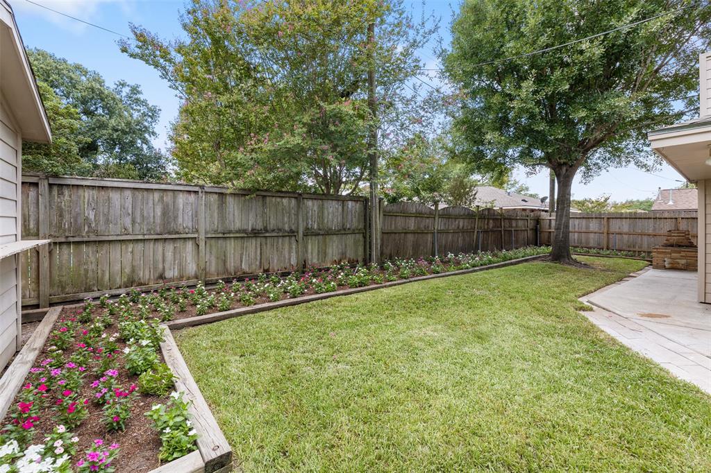 The landscaped back yard is perfect for the family dog or back yard BBQs.