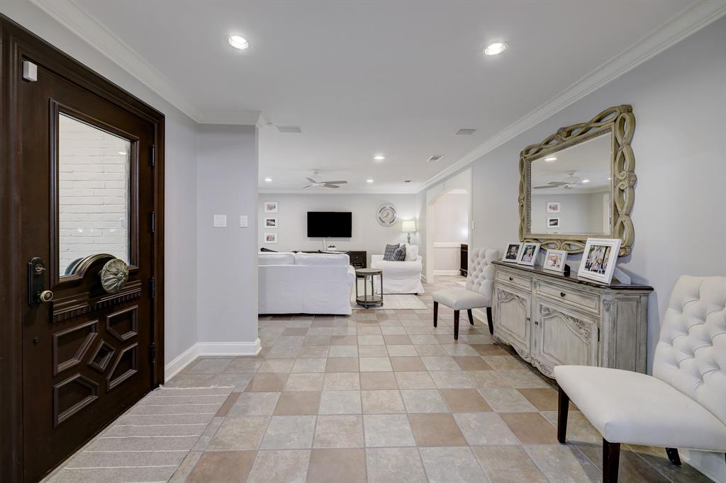 The wide foyer allows wonderful flow from the kitchen to the family room.