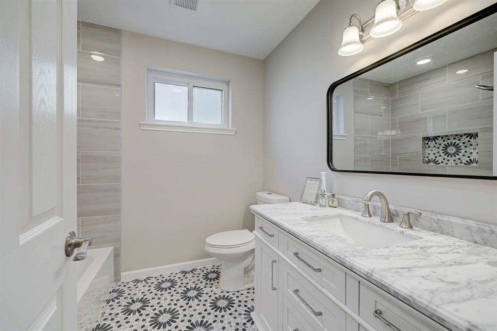 The bathroom renovation is fantastic! Quartz, porcelain and ceramic design choices were made with the new owner in mind. The tub/shower combo in this secondary bathroom will please all preferences.