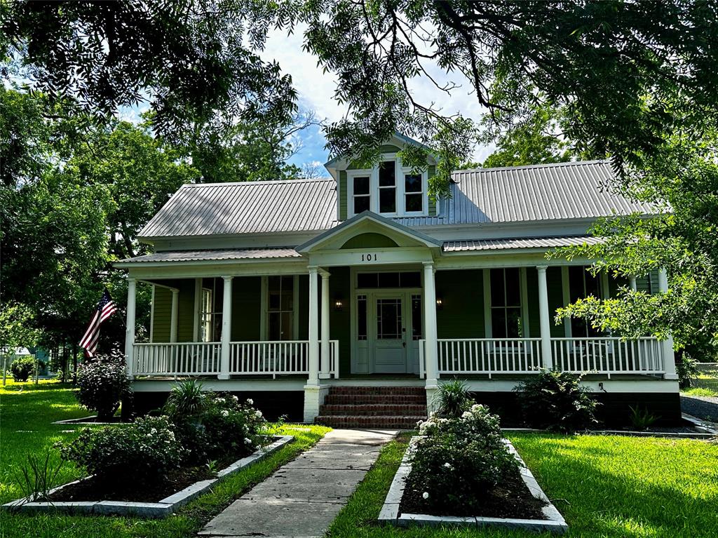 Front view of approach from Bell Street.