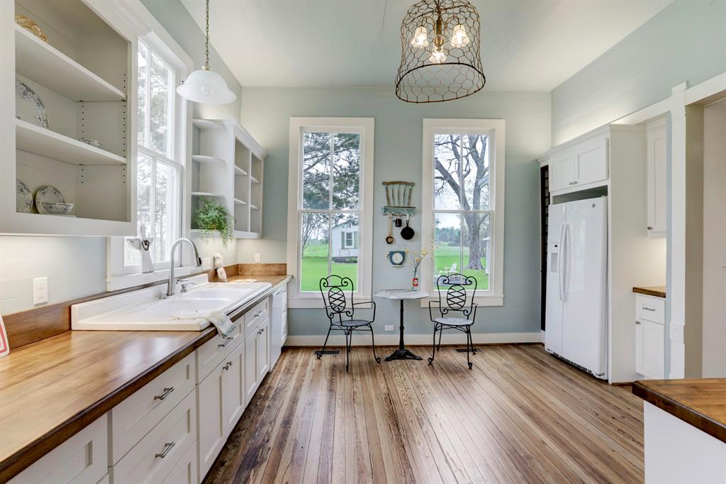 Kitchen with Gas Range, Electric Oven