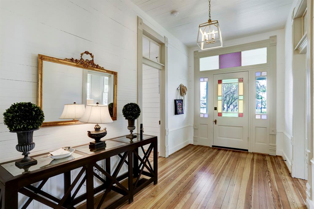 Living room with 14\' ceiling