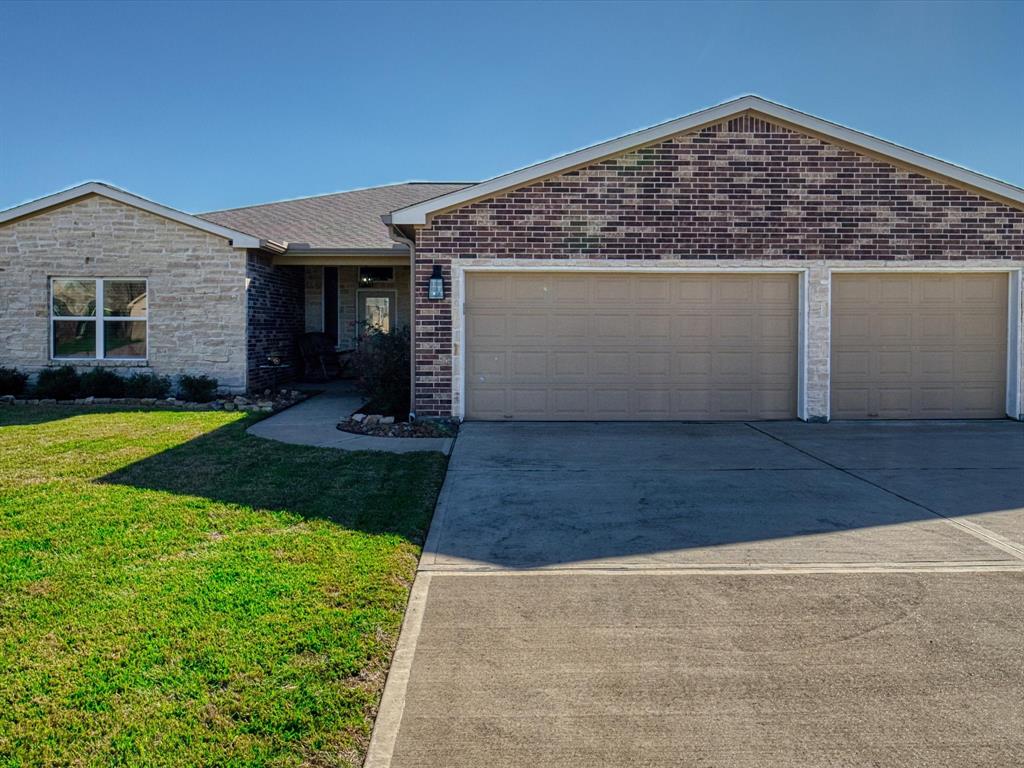 215 Mossy Meadow Drive, West Columbia, TX 77486