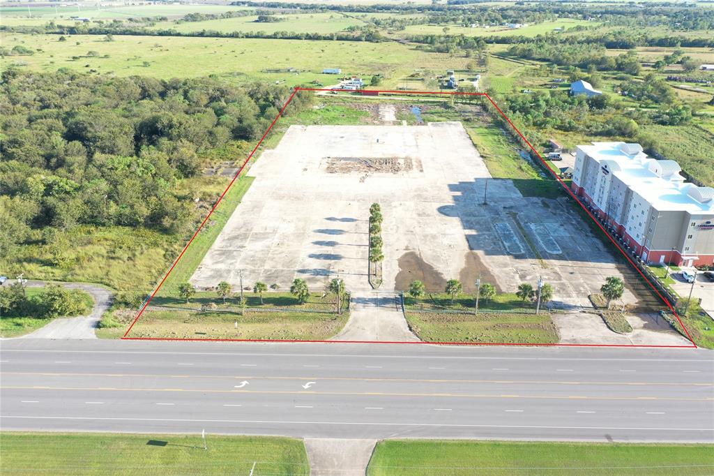 8.98 ACRES LOCATED ON HWY 35 IN THE HEART OF ALL THE NEW COMMERCIAL CONSTRUCTION TAKING PLACE FROM BAY CITY TO VAN VLECK. MANY NEW BUSINESSES LOCATED IN LESS THAN 1/2 MILE INCLUDE NEW MOVIE THEATER/ENTERTAINMENT AREA, SHOPPING PLAZA, NEW HOTELS & THE NEW TENARIS FACTORY. HIGH TRAFFIC COUNTS ALONG THIS HWY 35 & MAXIMUM EXPOSURE! COMMERCIAL GAS LINE & WATERLINE INTO PROPERTY & EVERYTHING READY TO GO FOR A NEW BUILD!