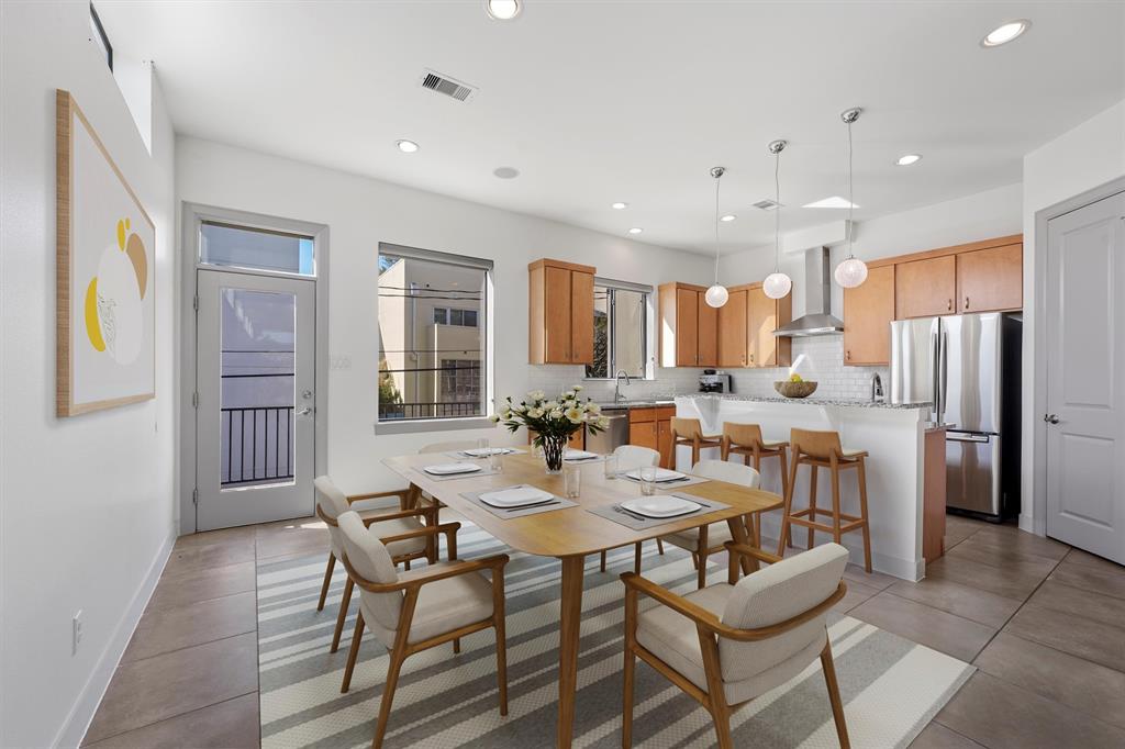 Open kitchen with breakfast area and access to a large balcony, perfect for grilling.