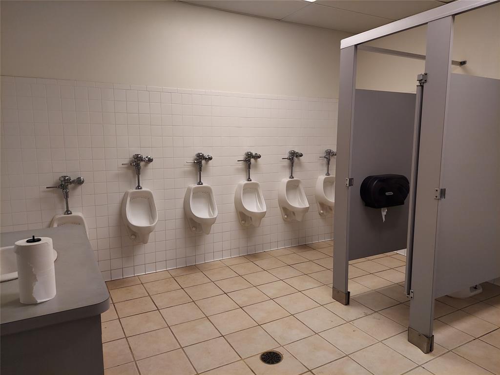 Men\'s bathroom includes 6 uirnals, 2 stalls & sink. Approx. 22x14
