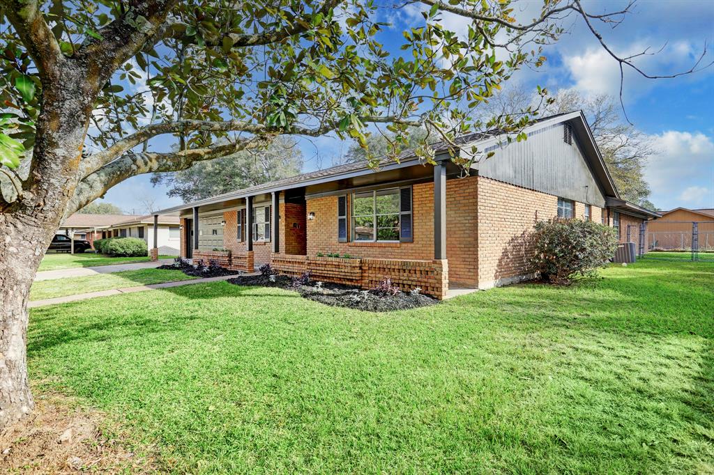 1717  edna ave bay city, TX 77414