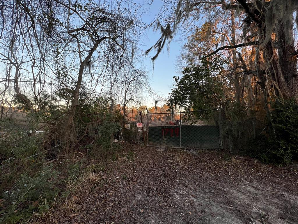 Aqua Vista Drive Houston, Texas Buyer acknowledges that this property is in an active oilfield and that the operator of the field will have and retain rights of ingress/egress, to lay flow lines ,well production equipment on each well, to maintain and /or produce oil and gas from the lands. No mineral rights or conveyed. Buyer accepts property as is. Buyer holds seller harmless and not responsible for any environmental conditions existing ,whether known or Unknown