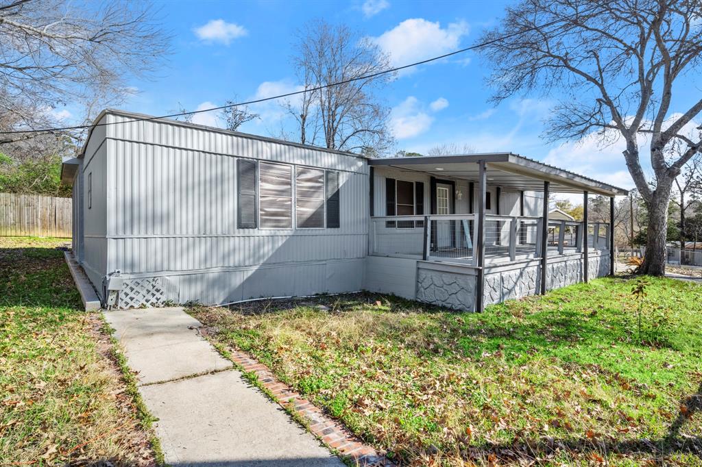 225 Rain Forest Rd, Onalaska, TX 77360