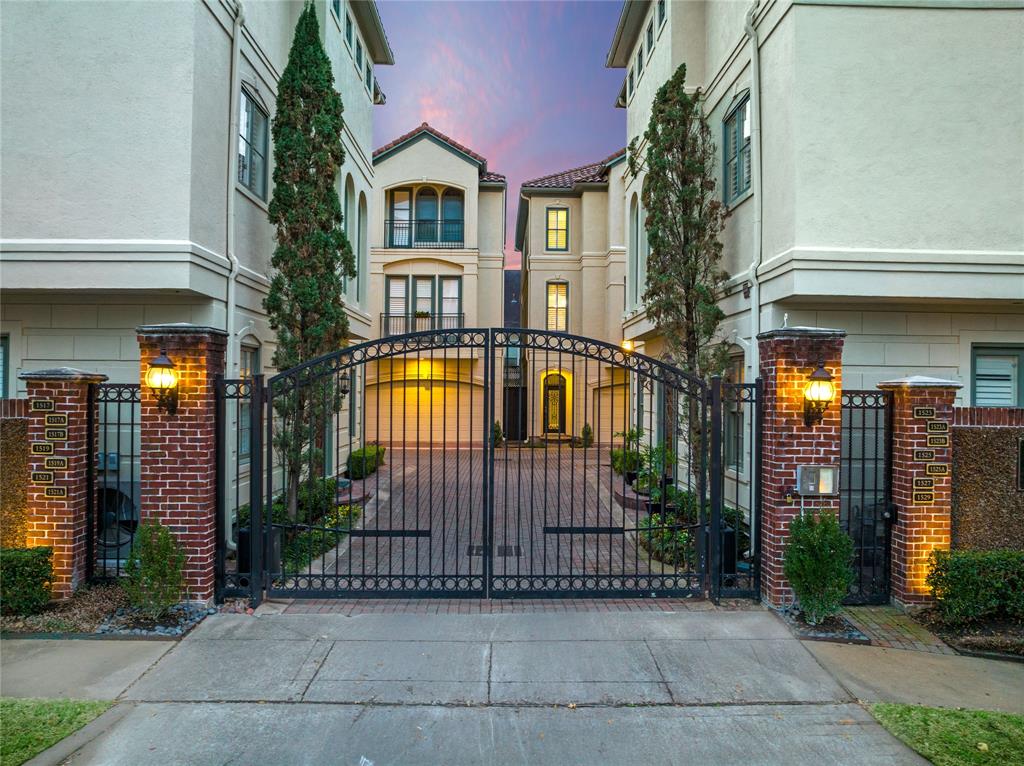 Haddon Court, a gated community in Montrose, boasts charming 3-story homes with well-designed living spaces. Centrally located, the home offers easy access to nearby districts such as Downtown, Medical Center, and Galleria.