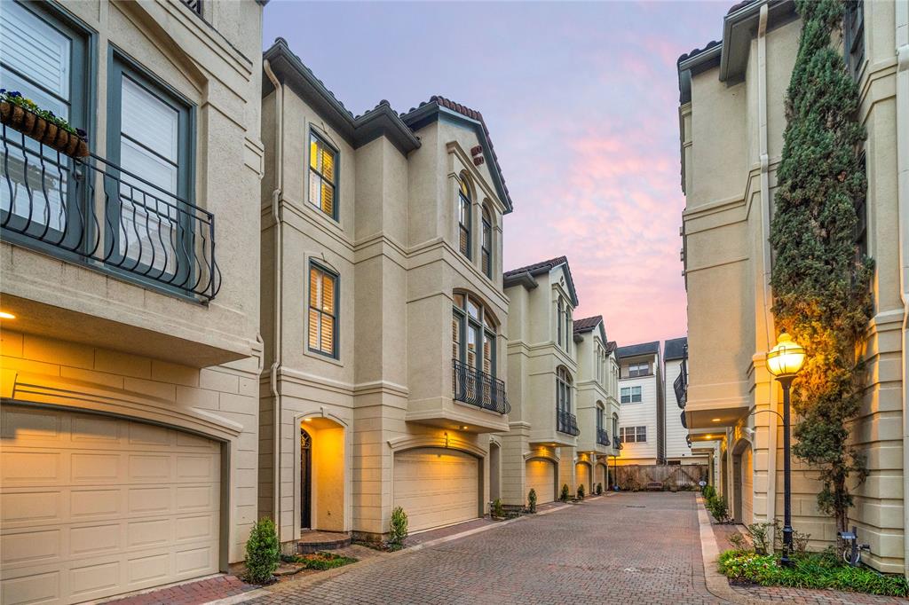 Enjoy Inner-Loop living at its finest! This home boasts a sleek and sophisticated 3-story stucco exterior, perfectly fitting in with the traditional elegance of Haddon Court.