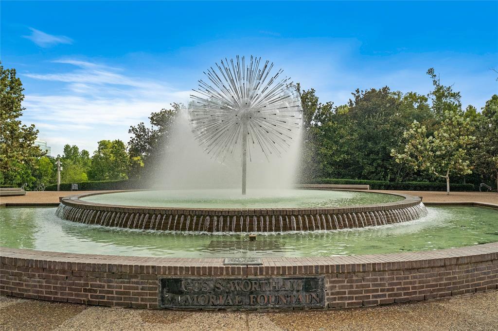 Residents of Montrose have convenient access to beautiful parks and scenic nature trails, including Wiley, Shiffick, and the renowned Buffalo Bayou Park.