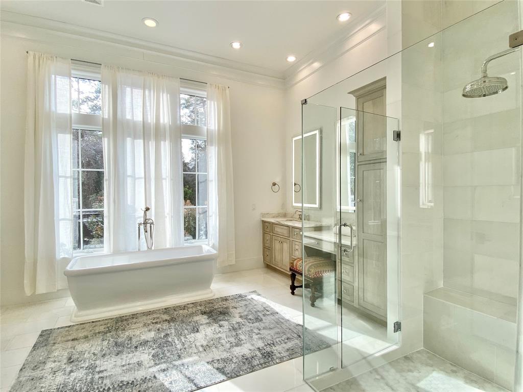 A pristine bath featuring our standard options in a previously sold home.