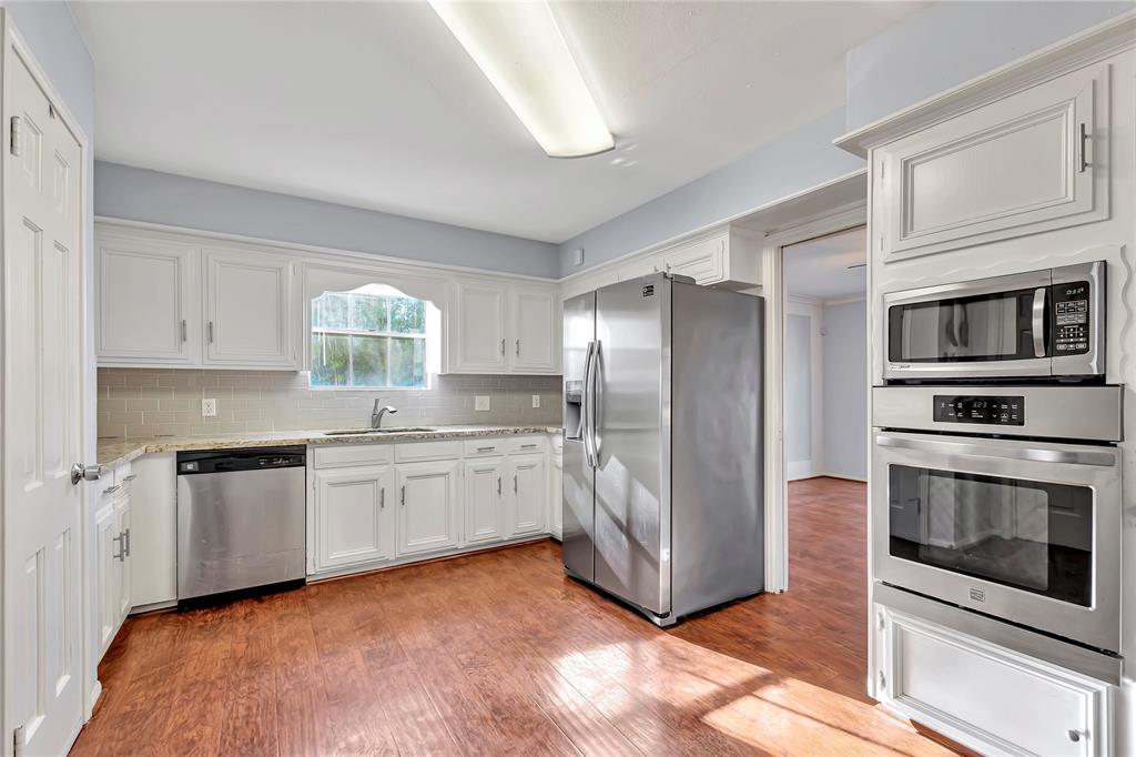 Updated Kitchen with stainless steel appliances!