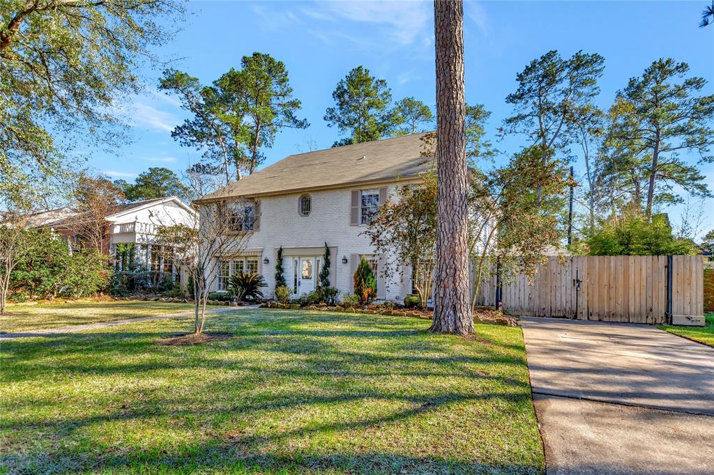 Side view where you can see the gated driveway!