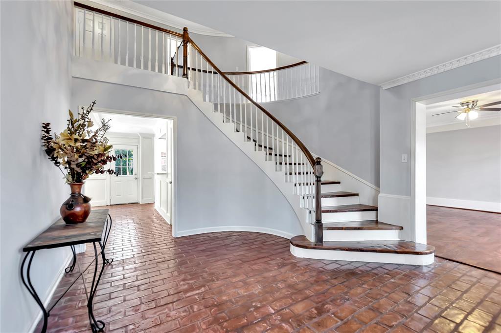 Who doesn't love a winding staircase!!!