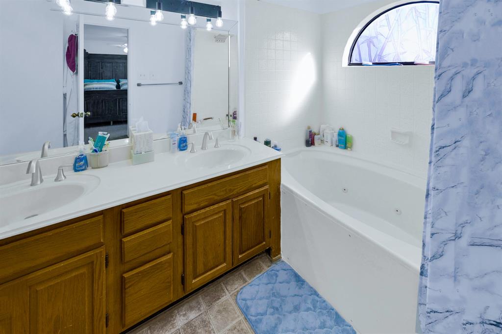 Dual sinks in the master bathroom with extra large jetted tub