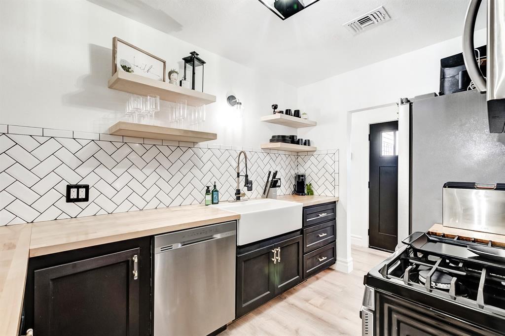 1924 Avenue E, Nederland, TX 77627