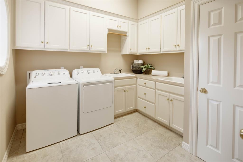 Utility room with two sinks