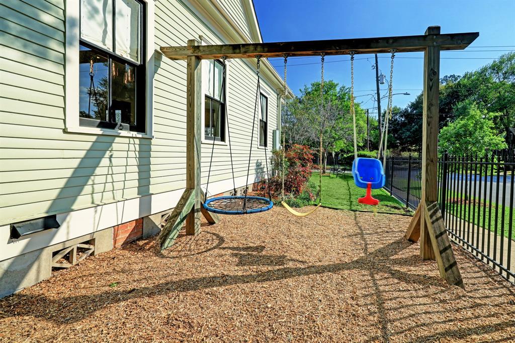 This play set on the Columbia side of the house will transfer with the sale.