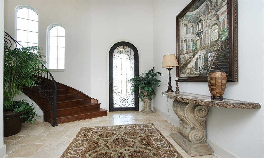 This home is a decorator\'s dream with plenty of room for amazing artwork and furnishings. A 11x18 foot foyer can really make a statement.