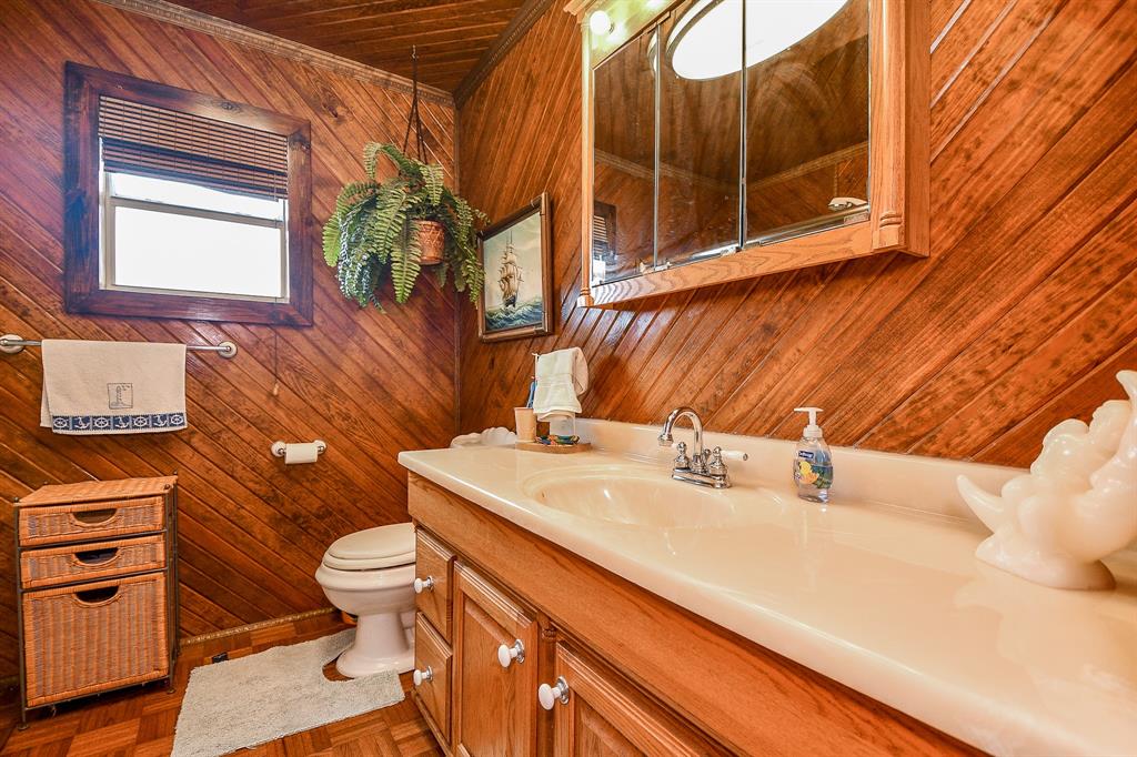 The use of natural materials ---like gorgeous natural wood --- answers the natural watefront location of the home in this stunning bath!