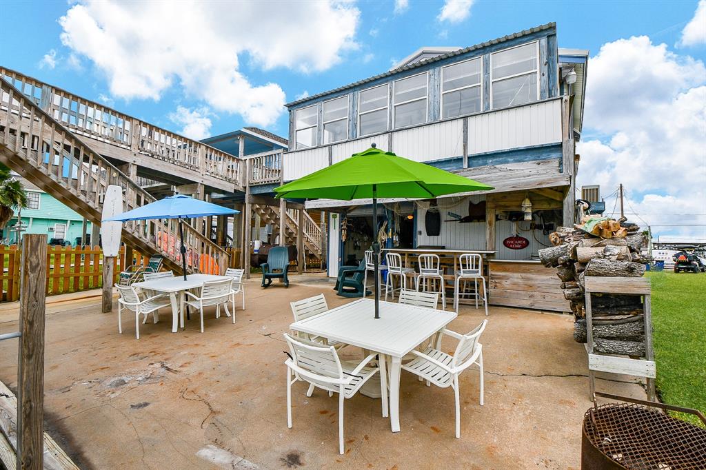 This looks like the perfect local 'seafood' place for dining al fresco!