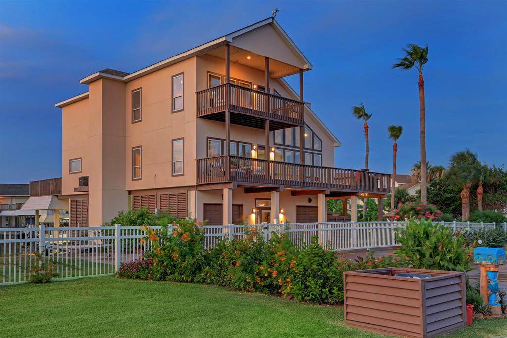 1406 Palmetto Dr, Tiki Island, TX 77554