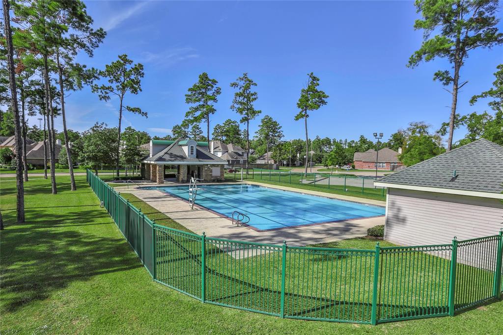 Bradbury Forest offers easy access to key business and employment centers in The Woodlands and Downtown Houston. The Exxon Mobil Campus is only 6 miles away and travelers can reach Bush Intercontinental Airport in as little as 10 minutes.