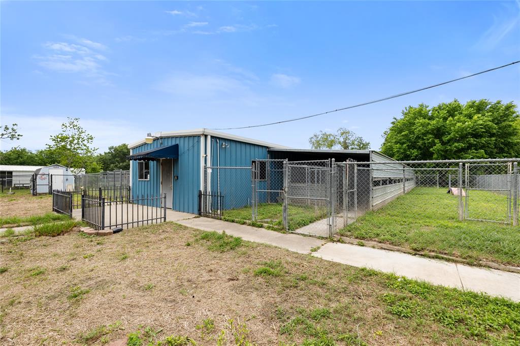 2200 SF kennel built in 2018. Additional 1120 SF canopy/slab on east and west side and surrounded by gated doggy runs. Space on north and side side of building for office, laundry, or grooming area.