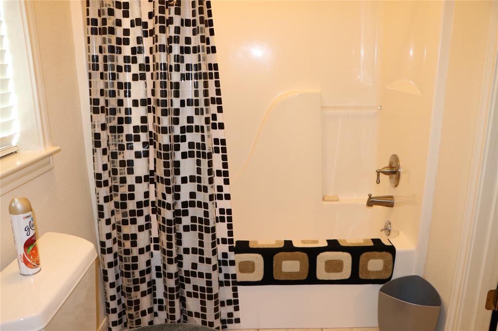 guess room bathtub 1of 3