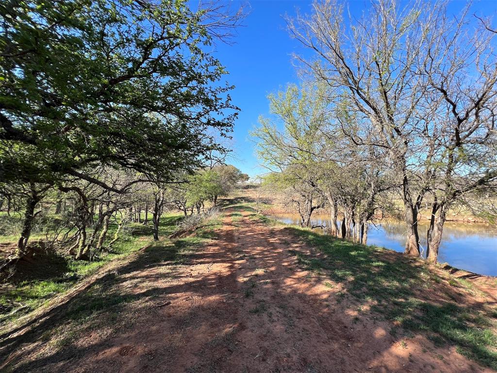While the river and the main lake get a tremendous amount of attention, the rugged terrain is ideal for capturing water in deep ravines allowing for multiple deep water pond sites across the ranch.