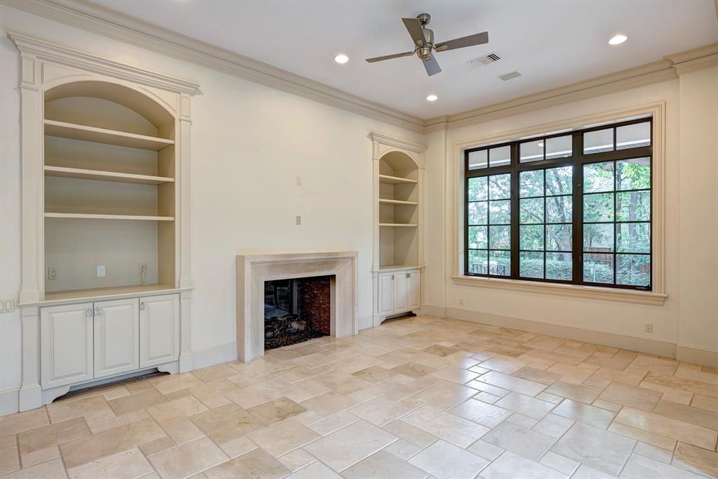 4 Crestwood Dr, Houston, TX 77007